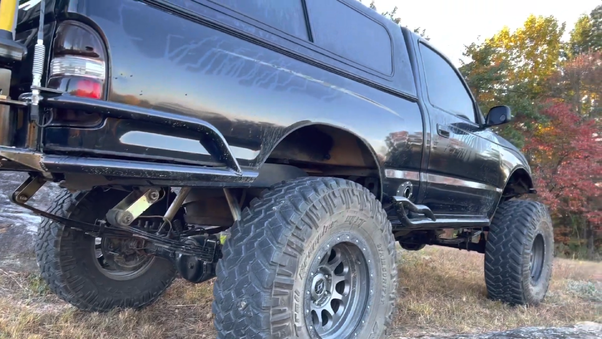 JC Customs' 1st gen SAS Toyota Tacoma Walk Around