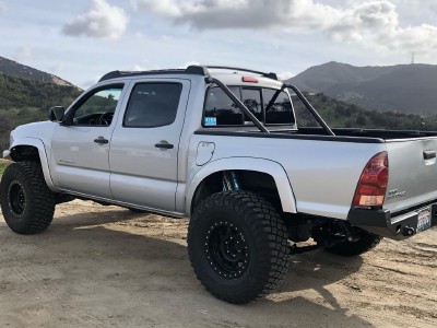 Do-it-all sleeper Toyota Tacoma on 35s with 16" travel