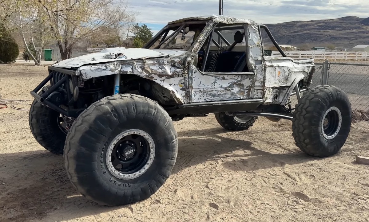 beat-body 1 ton toyota pickup rockcrawler with boatsides