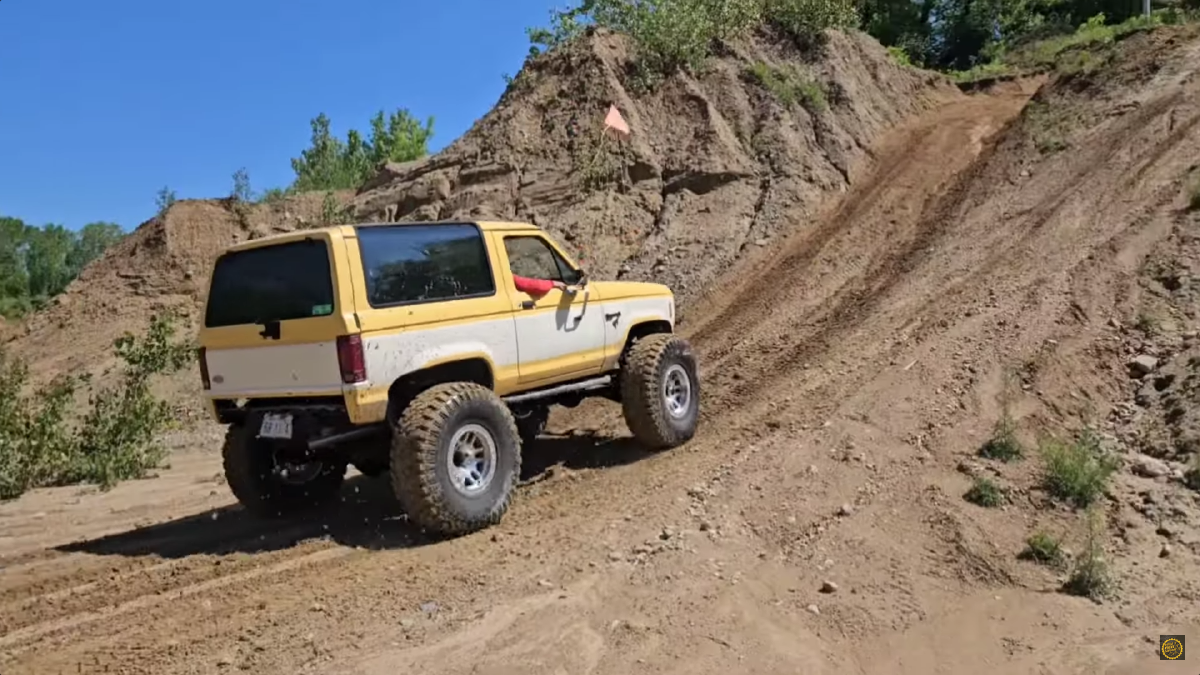 LS Swapped Bronco II 5.3 V8 4L60E NP241C Long Arm 4 Link 40s Beadlocks